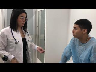 Doctora de enorme culo ayuda a su paciente con su problema de erección - en español