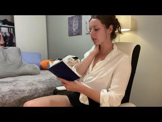 Voyeur of sexy brunette reading a hot romance novel and getting off to it