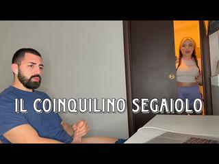 Sorprendo il mio coinquilino a masturbarsi e decido di scoparmelo (DIALOGHI IN ITALIANO)